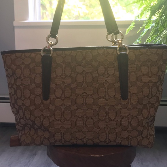 Coach Signature Bag - Picture 9 of 16